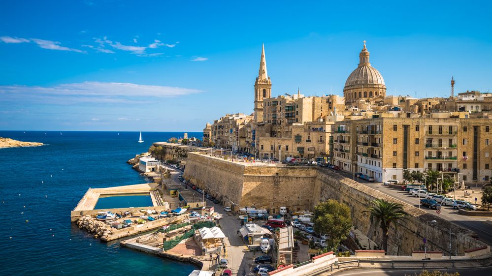 Malta chce finančně podpořit turisty starší 65 let. Dá jim kapesné